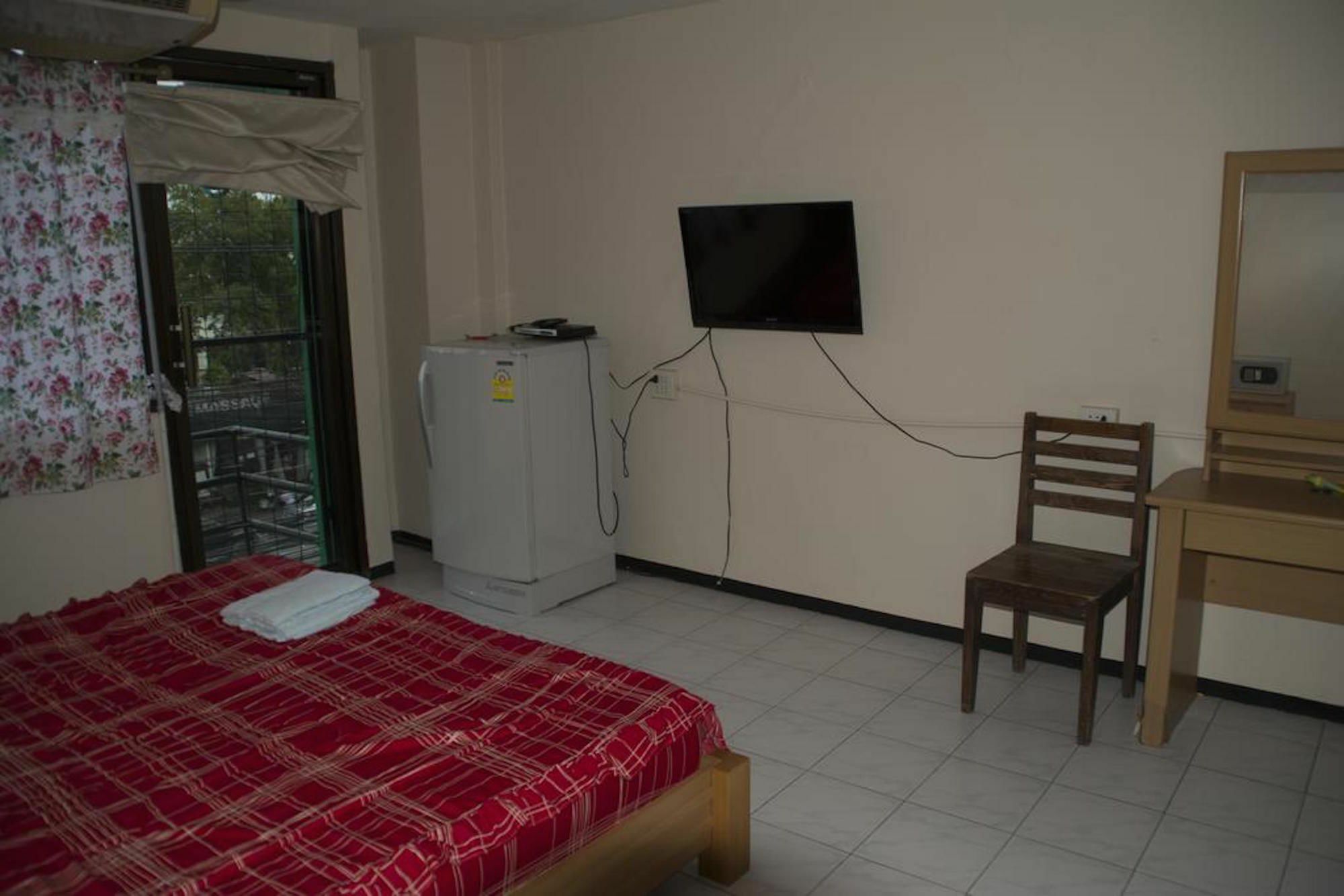 Ryan'S Bar Hotel Pattaya Exterior photo