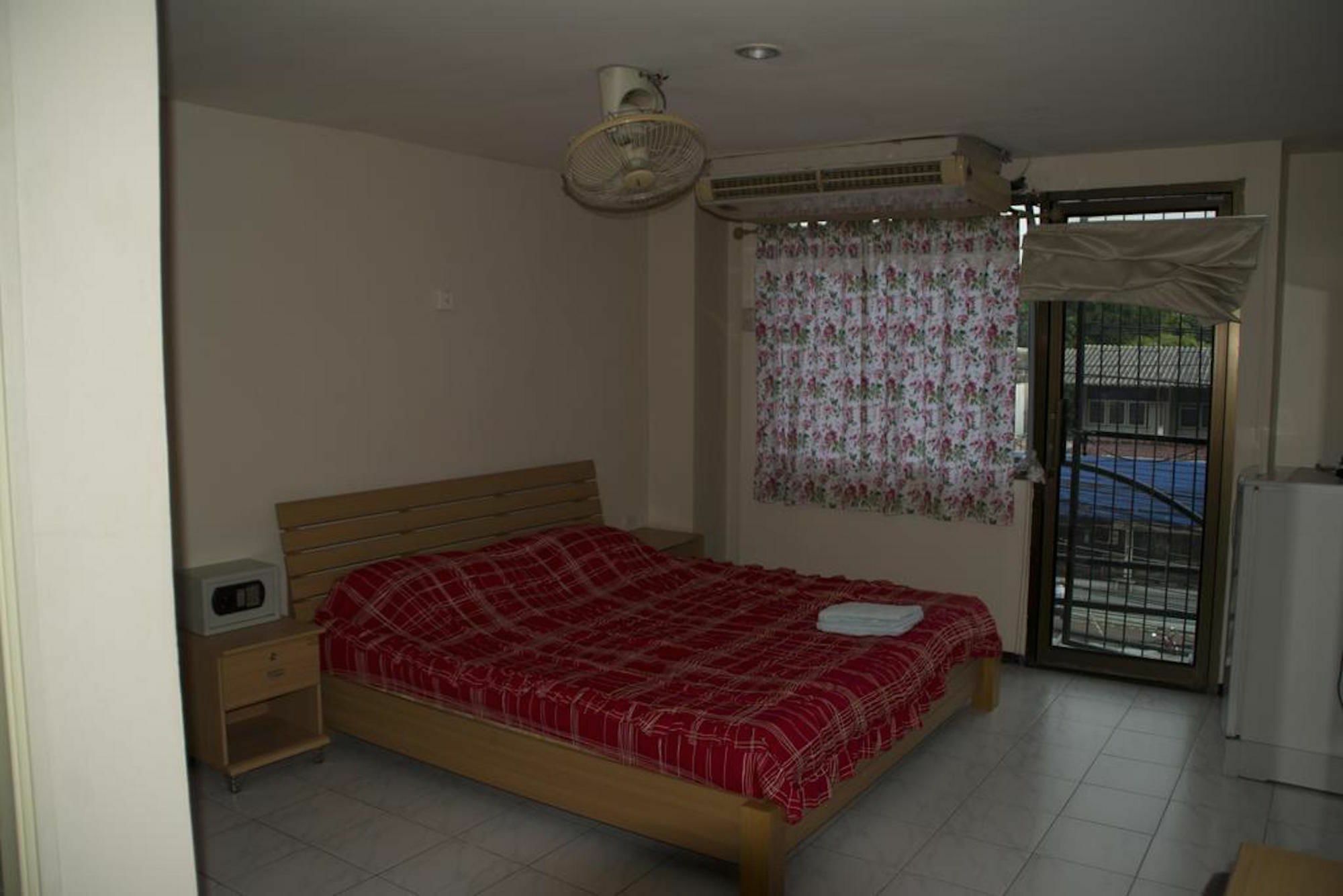 Ryan'S Bar Hotel Pattaya Exterior photo